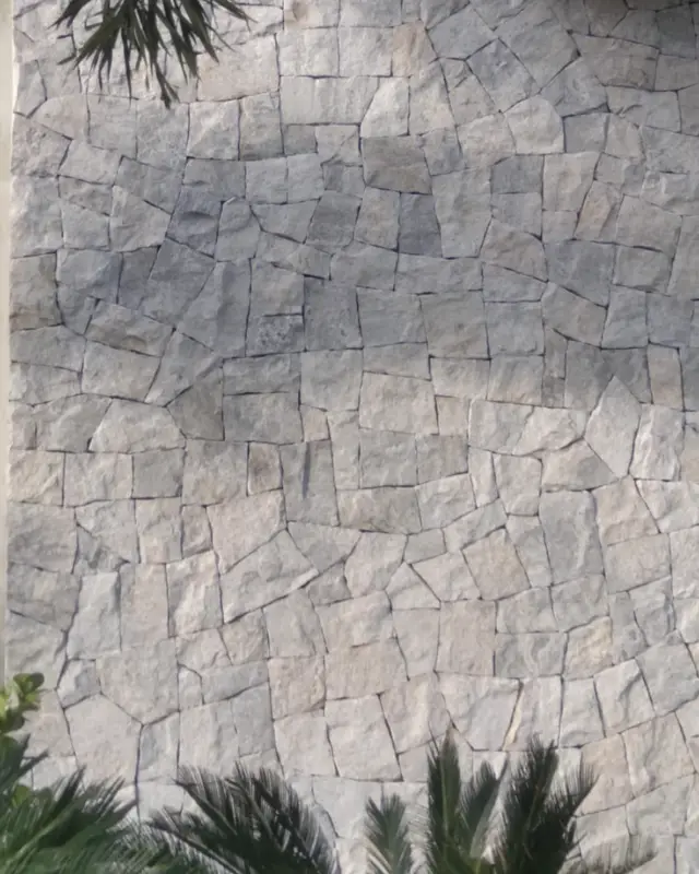 Detalhe de parede revestida com Pedra Bossa Nova clara