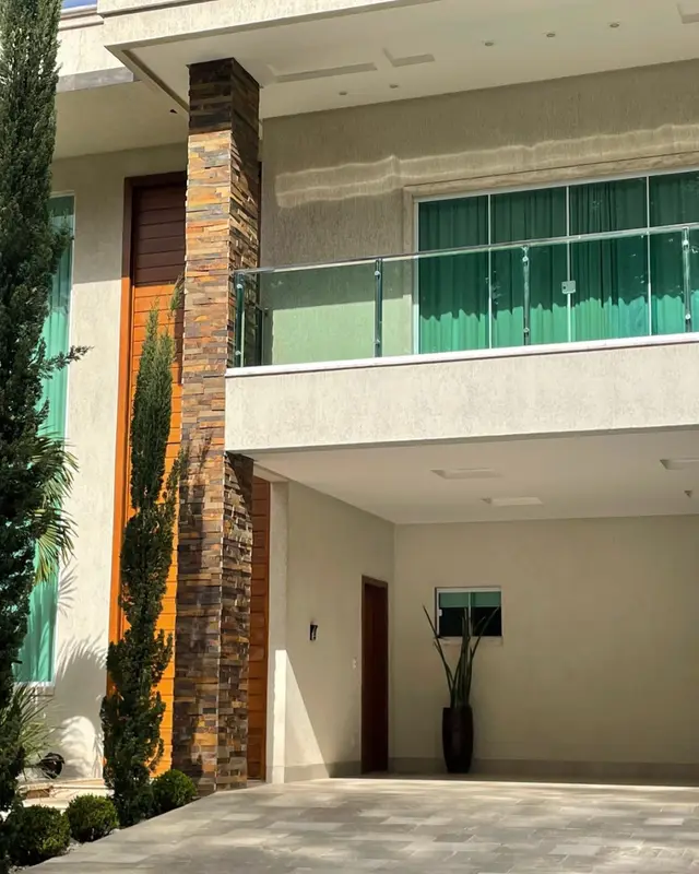 Fachada de sobrado com coluna revestida de Filete Pedra Ferro