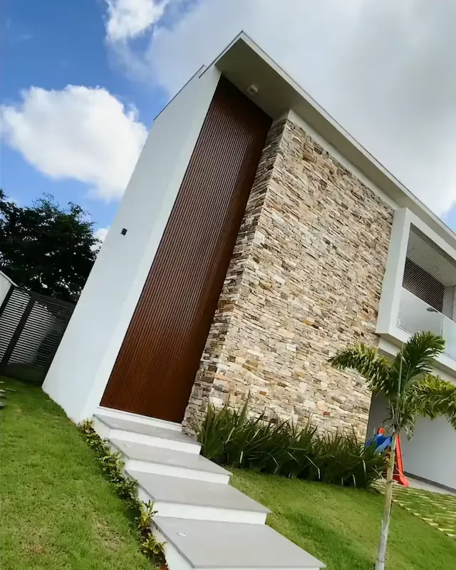 Fachada de casa moderna com parede de Filete Rústico bege