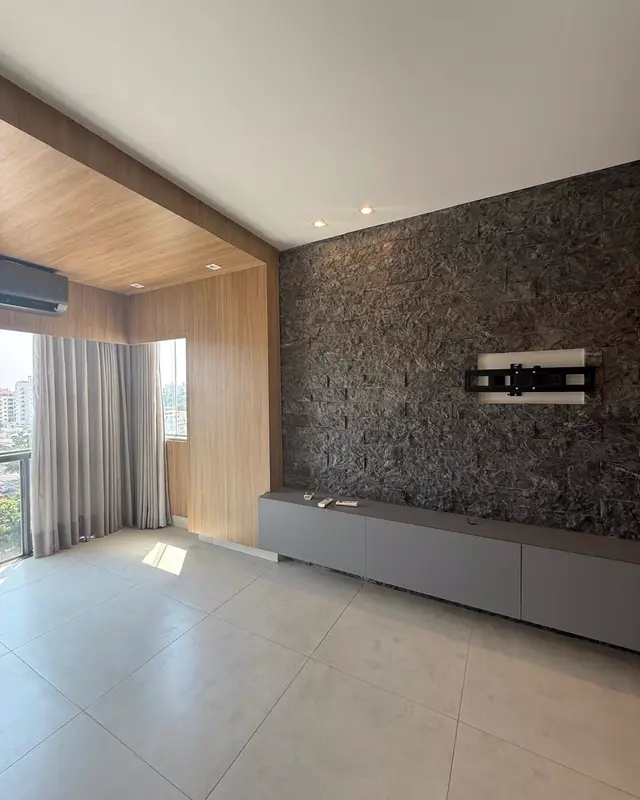 Sala com painel de TV revestido de Pedra Matrix escura