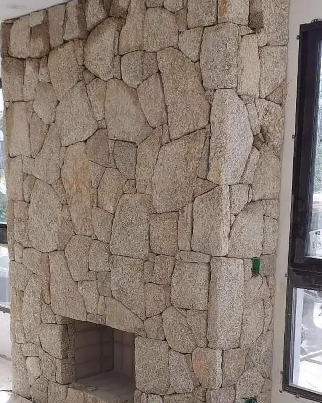 Parede interna alta revestida com Moledo Champanhe