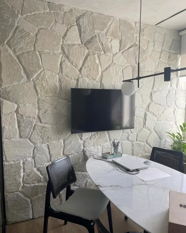 Escritório com parede de Pedra Atacama atrás da TV