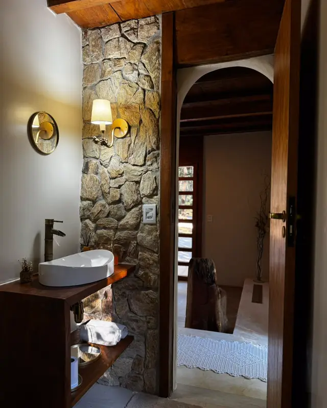 Lavabo com parede de Pedra Madeira e cuba de apoio