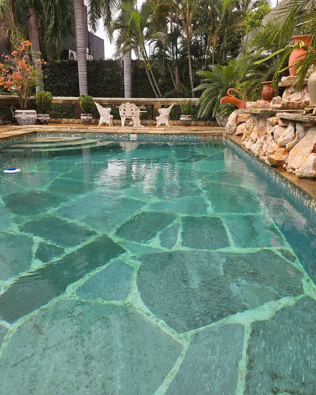 Piscina com fundo de Lajão e jardim de pedras