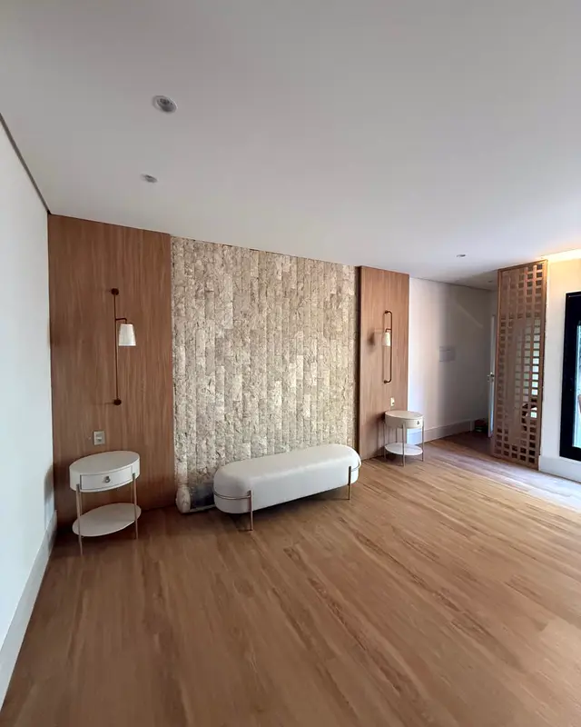 Quarto com painel de parede revestido de Rockface bege